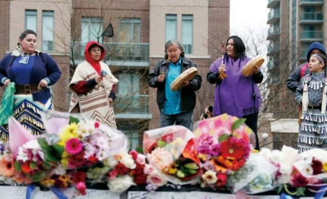 ▲2018年4月，多伦多的第一民族原住民在一场追思活动中表演传统吟唱图/钟嘉栋