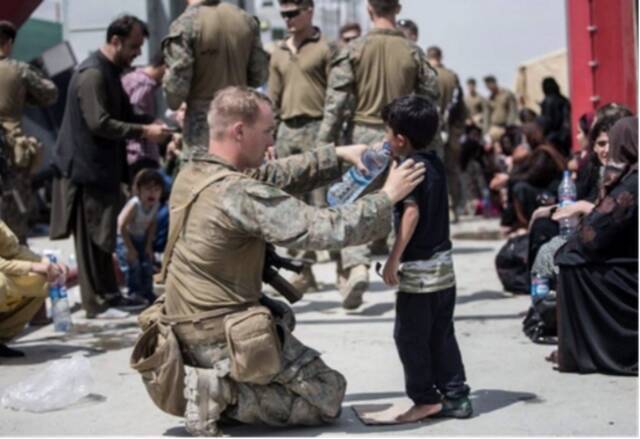 近日，美军在社交媒体上发布了多张给阿富汗小孩水喝的宣传图