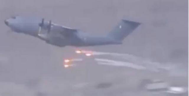 法国A-400M运输机离开喀布尔机场时，释放多组红外干扰弹