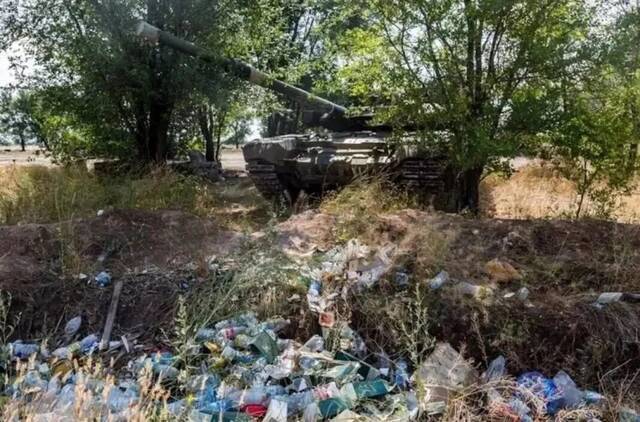 “垃圾堆”惊现俄军主力坦克！