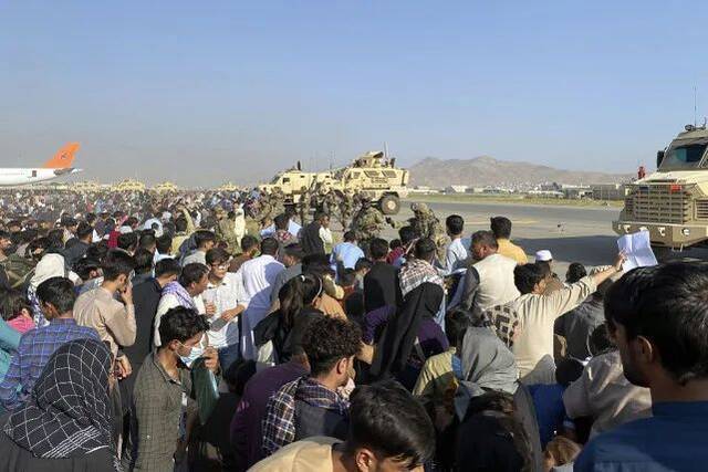 阿富汗平民聚集在喀布尔国际机场，等待撤离。资料图