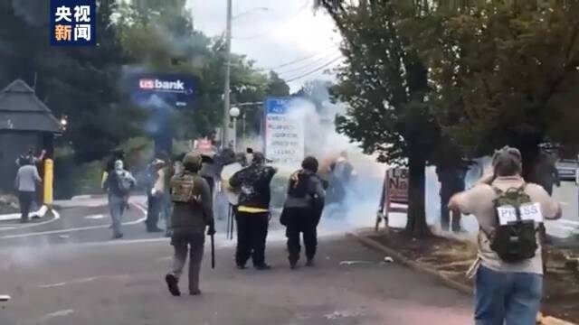 美国极右翼团体与反对者街头“混战” 现场有人开枪