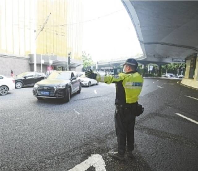 航空路转盘打开 首个早高峰车流顺畅