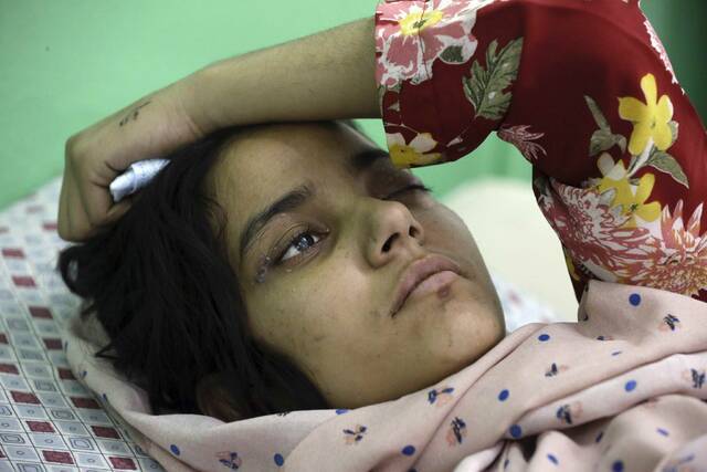 当地时间2021年8月10日，阿富汗首都喀布尔，被战争波及受伤的阿富汗民众，在红十字国际委员会康复中心接受治疗。