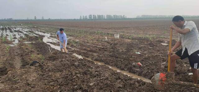 8月24日，邵俊伟与村民一起挖通排水渠。受访者供图