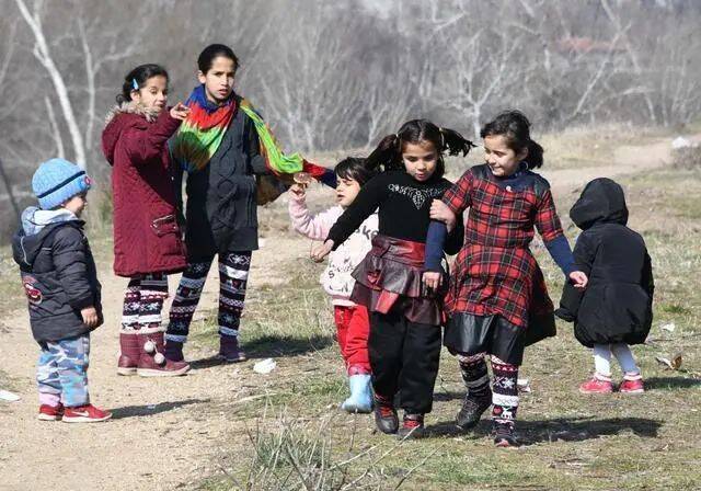  2020年3月1日，在土耳其埃迪尔内省，一群来自阿富汗的儿童在靠近土耳其与希腊边境处休息。图据新华社
