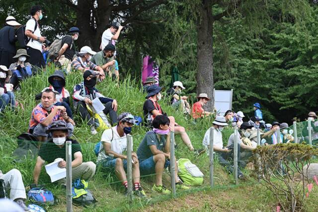 2021年7月26日，观众在日本静冈县的赛道边观看山地自行车比赛，在奥运会期间，东京地区及周边的比赛场馆不允许观众进入。图