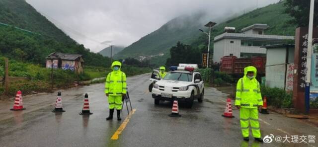 大理宾川县境内观音箐路段发生泥石流，实施临时交通管制