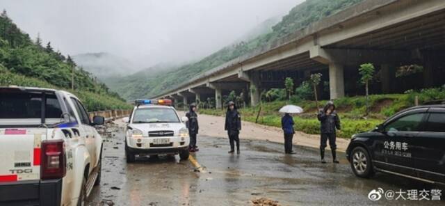 大理宾川县境内观音箐路段发生泥石流，实施临时交通管制