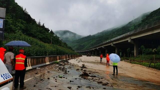 大理宾川县境内观音箐路段发生泥石流，实施临时交通管制