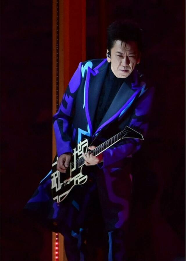 布袋寅泰在东京残奥会开幕式上演奏吉他