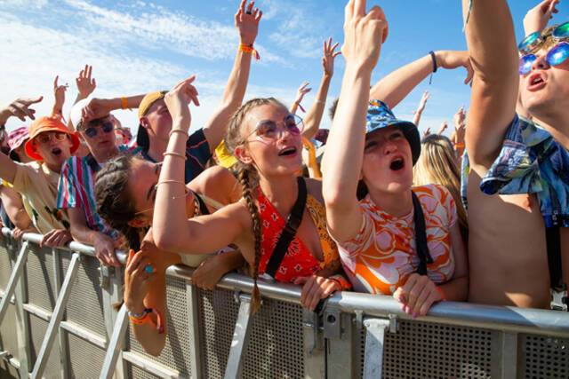 英格兰5万人音乐节多数未戴口罩，致4700人感染新冠