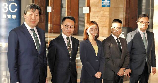 此次获胜的“专业派”5名候选人，左起依次是陈国豪、傅嘉绵、黄巧欣、袁凯英、岑君毅图自香港文汇网