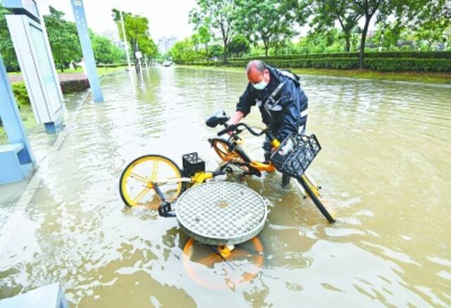 雨水来得急 幸亏有他们