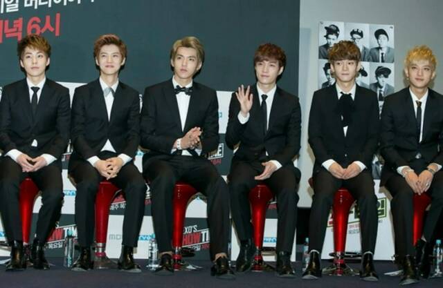 2013年11月28日，男团EXO-M组合在韩国首尔参加《EXO&#39s Showtime》新闻发布会