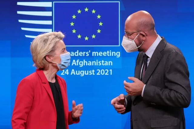 8月24日，在比利时布鲁塞尔，欧洲理事会主席米歇尔（右）与欧盟委员会主席冯德莱恩在记者会后交流。新华社记者郑焕松摄