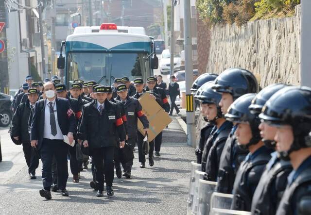 当地时间2018年2月26日，日本兵库县神户市，大批警察对当地的“山口组”总部进行搜查。图/IC photo