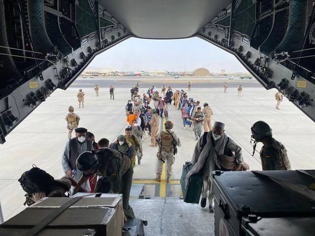 当地时间2021年8月18日，阿富汗喀布尔，西班牙公民登机撤离阿富汗。图/IC photo