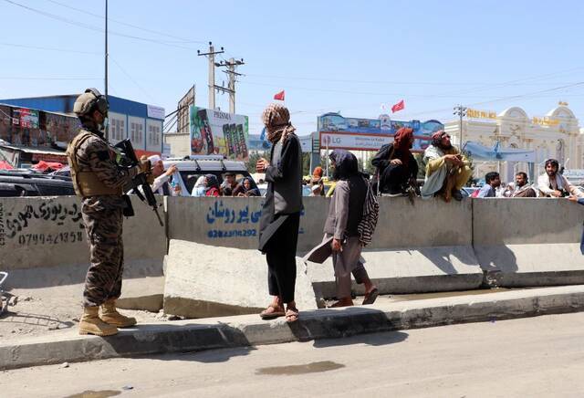 当地时间2021年8月24日，阿富汗喀布尔，塔利班武装人员守卫在机场附近。图/IC photo