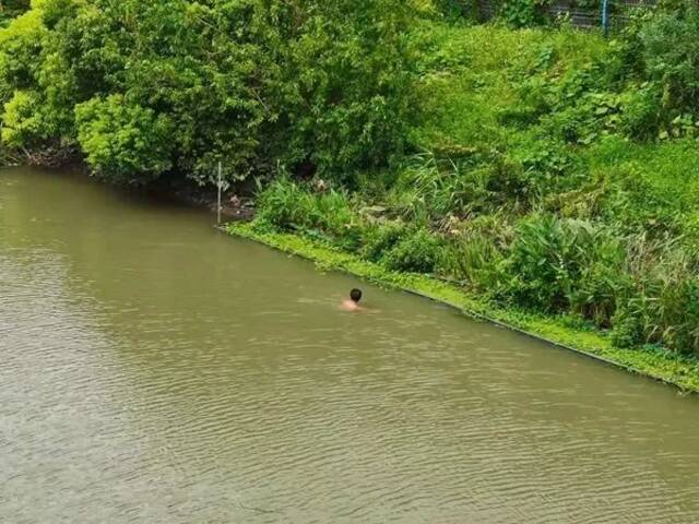 有村民发现河道内有一男子漂浮于水中。嘉定警方供图