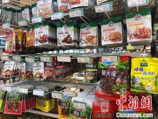 超市里售卖的复合调味品。中新网左宇坤摄