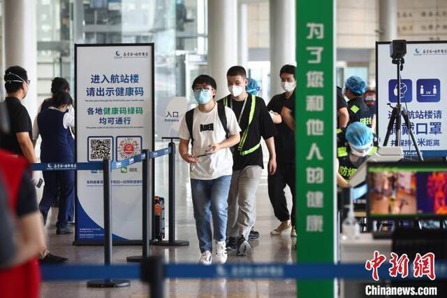 8月26日，南京禄口机场恢复国内航班运行，乘客有序进入机场。泱波摄