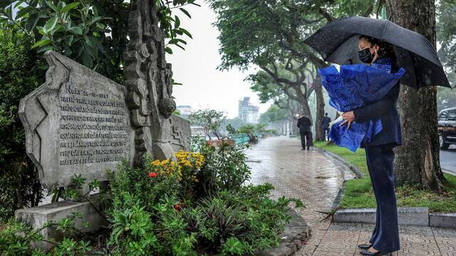 当地时间8月25日，哈里斯前往位于河内竹帛湖附近的纪念碑悼念麦凯恩图源：路透社