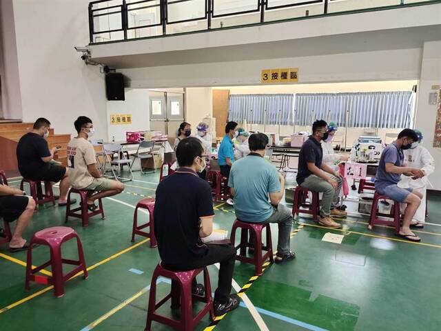 岛内民众在接种站接种疫苗。图自台媒