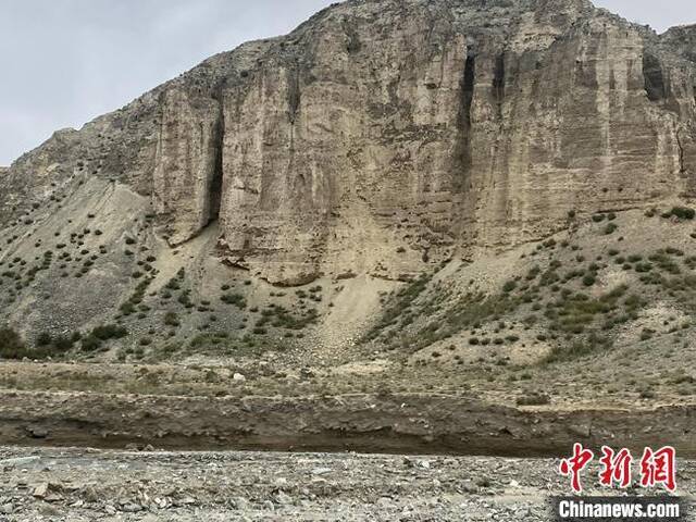 阿克塞5.5级地震应急救援队前往震中沿途，发现部分山丘有少量落土滑坡情况。修燕摄