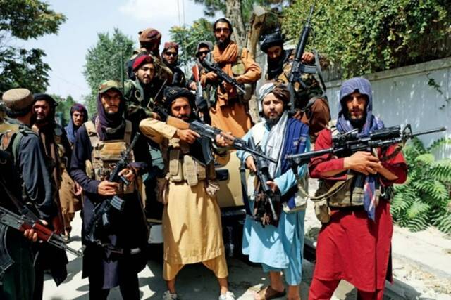  8月19日，喀布尔街头的阿富汗塔利班武装人员。图/澎湃影像