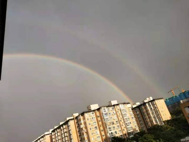 刚刚 北京的天空 双彩虹+雨幡+太阳雨！