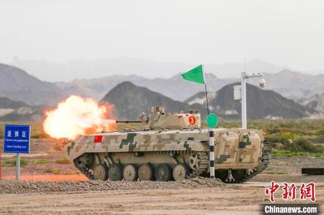 中国参赛队陆军代表队对步战车目标进行实弹射击。王俊摄