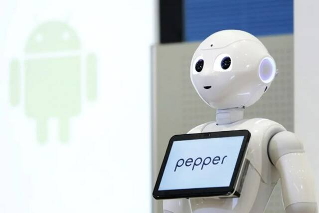 2016年5月19日，日本东京，软银宣布将使人形机器人“Pepper”可使用美国谷歌公司的“安卓”操作系统。