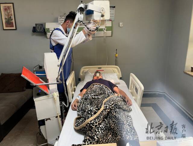 刘峻铭躺在喀布尔一家医院的ICU里。