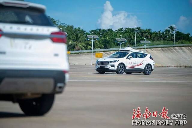海南首张自动驾驶开放道路测试牌照发布