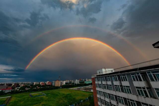 Lucky！今天见到霓虹！