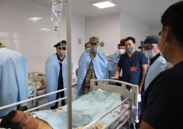 △医院内接受治疗的伤者（图片来源:哈萨克斯坦国防部网站）