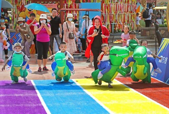 ▲5月29日，南宁市一景区举办健康亲子跑活动，吸引了不少市民带着孩子前来欢度“六一”儿童节。广西日报记者周军/摄