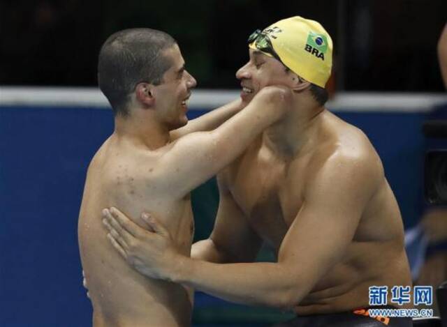 资料图：9月17日，巴西选手迪亚斯(左)在获得男子100米自由泳S5级冠军后与队友席尔瓦庆祝。新华社发图片来源：新华网
