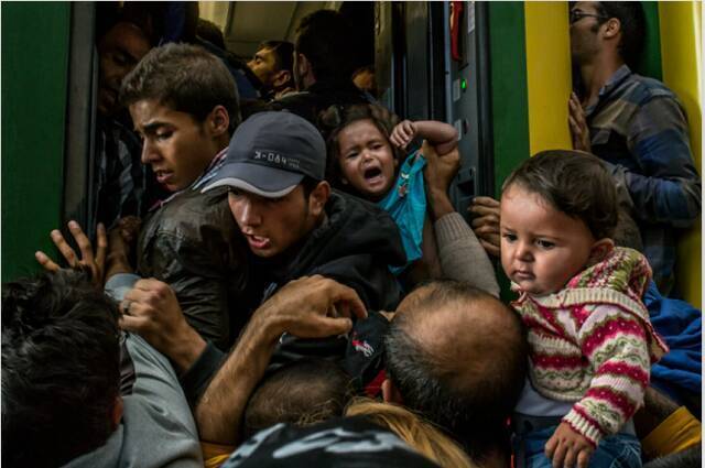△《纽约时报》图。2015年一群难民冲上布达佩斯市中心的火车。
