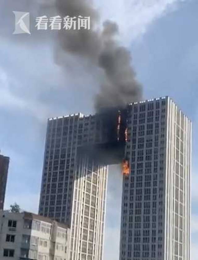 视频｜大连一高层公寓楼突发大火！起火原因初步掌握