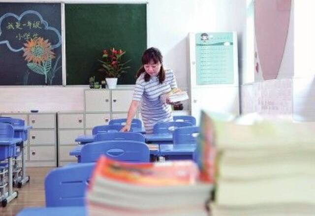 在上海黄浦区中华路第三小学，老师在为开学做准备。新华社发