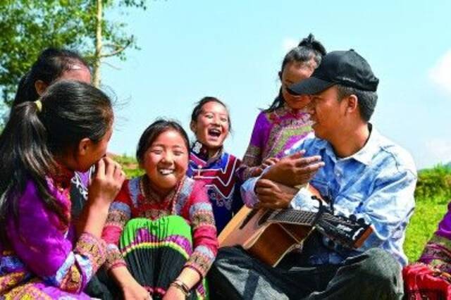 在四川凉山彝族自治州普格县大槽乡，学生们在户外练歌。新华社发