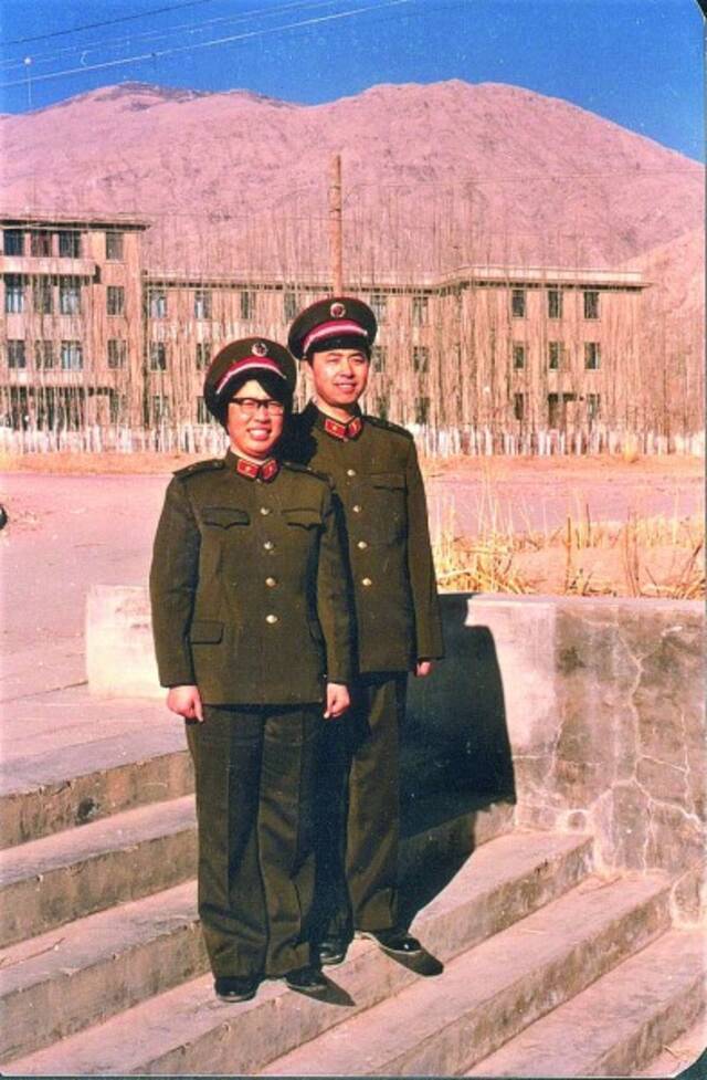 1985年,张利兴、朱凤蓉在研究所办公大楼前。资料照片