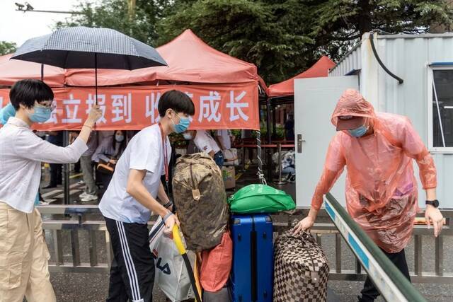 秩序井然 服务暖心  我校2021级本科生新生首日报到工作顺利完成