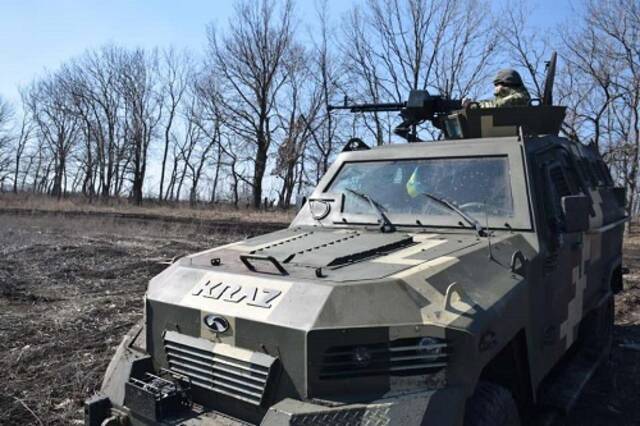△当地时间2021年4月，乌克兰东部地区顿巴斯，当地武装部队在边境巡逻。