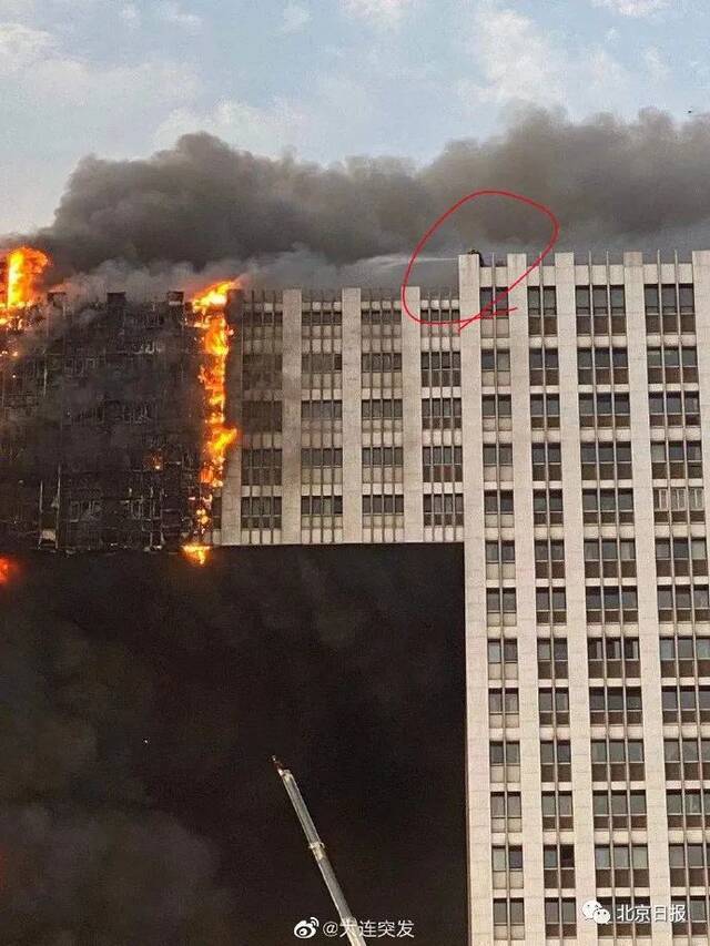 大连一大厦突发火灾！看到这张图，绷不住了……
