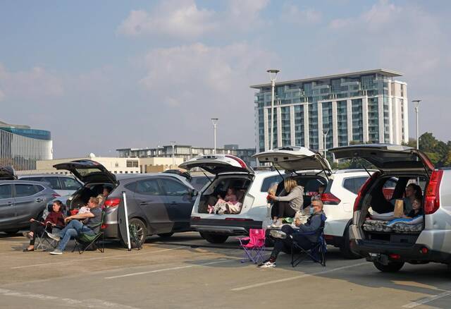 近日，南非约翰内斯堡一汽车影院，市民们坐在车边观看电影。新华社记者陈诚摄