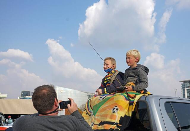 近日，南非约翰内斯堡一汽车影院，家长给正在看电影的小朋友们拍照留念。新华社记者陈诚摄