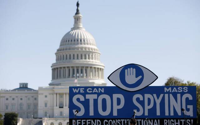 2013年10月26日，在美国首都华盛顿，一块反监控的大型标语牌竖立在国会大厦前。当日，数百名民众在华盛顿参加示威活动，抗议美国家安全局针对普通美国民众的大规模监控活动。（新华社记者方喆摄）